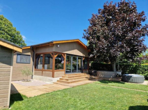 Chalet moderne au bord d'un lac